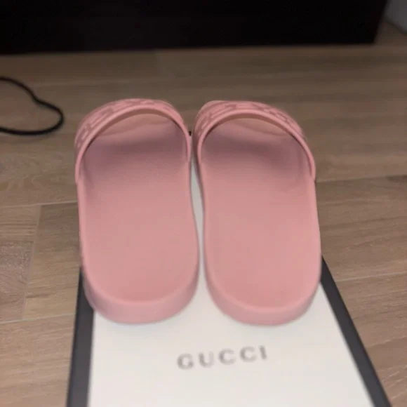 Authentic Gucci Logo Slides - Picture 4 of 8